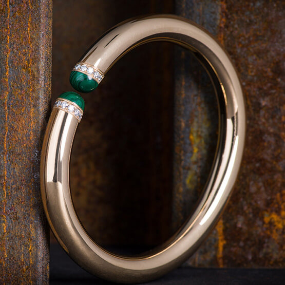 Roségoldener Armreif mit Malachithauben & Brillanten