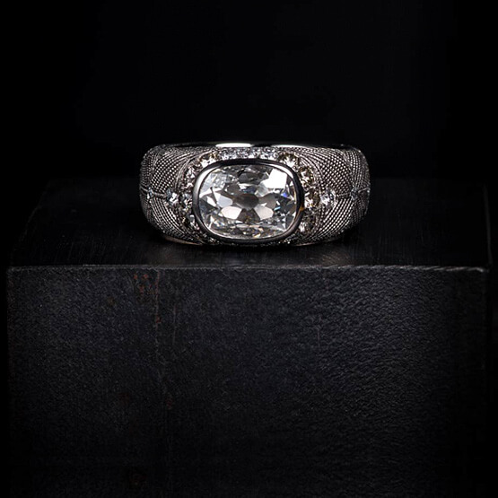 Diamantring im historischen Kissenschliff